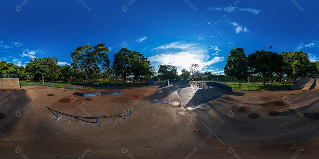 Pista de skate com algumas poças de água na manhã ensolarada