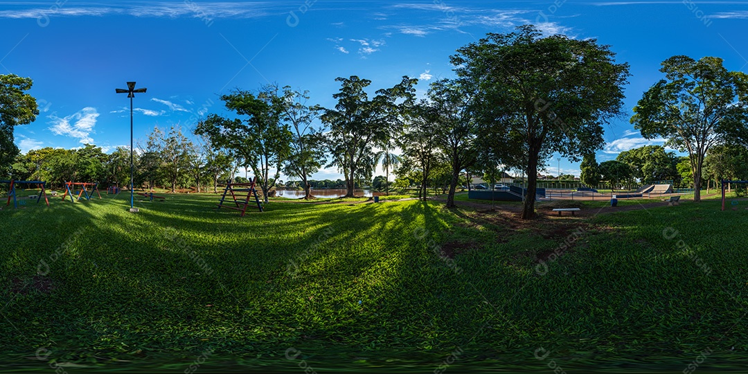 Playground ao lado do lago e parque de skate na manhã ensolarada