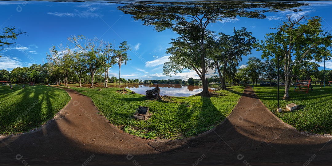 Praça com percurso pedonal junto a parque infantil, lago e pista de skate