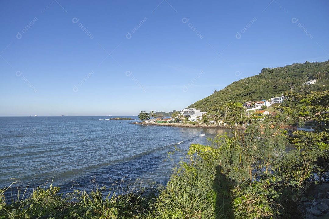 Paisagem com praia, mar, árvores e montanhas, conceito de praia e calor