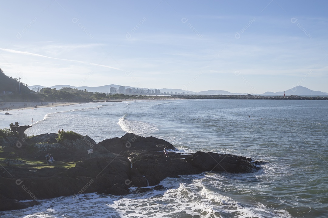 Paisagem com praia, mar, árvores e montanhas, conceito de praia e calor
