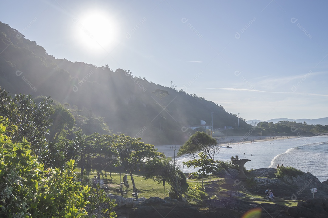 Paisagem com praia, mar, árvores e montanhas, conceito de praia e calor