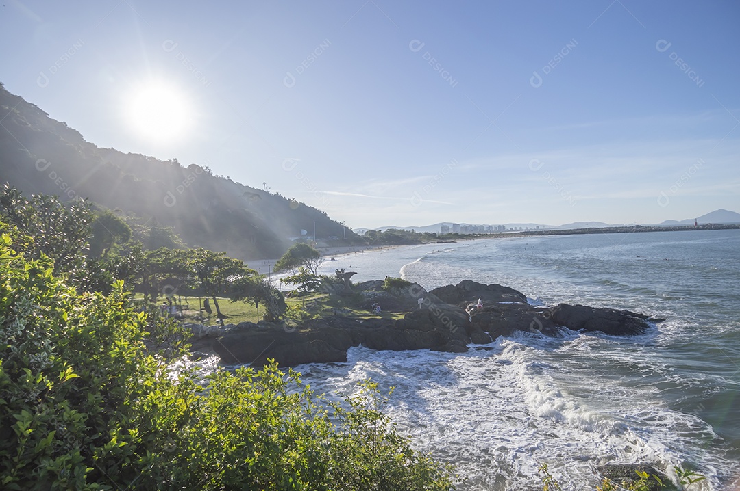 Paisagem com praia, mar, árvores e montanhas, conceito de praia e calor