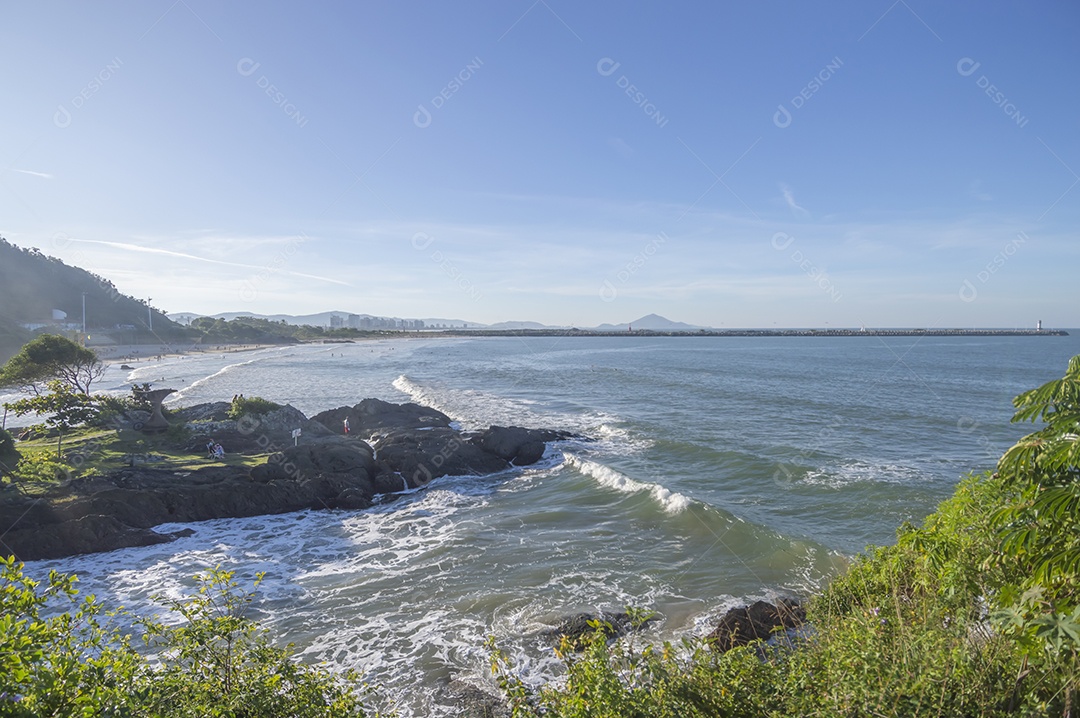 Paisagem com praia, mar, árvores e montanhas, conceito de praia e calor