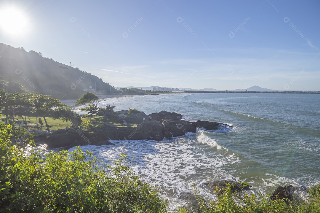 Paisagem com praia, mar, árvores e montanhas, conceito de praia e calor