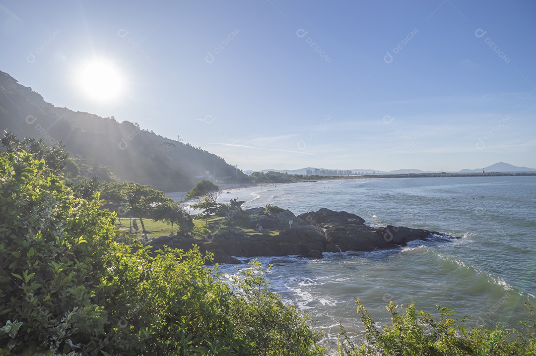 Paisagem com praia, mar, árvores e montanhas, conceito de praia e calor, o local mostra a silhueta de itajaí no estado de santa catarina brasil.