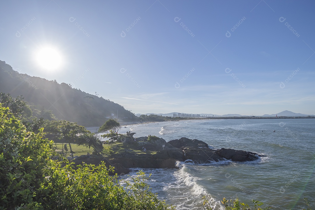 Paisagem com praia, mar, árvores e montanhas, conceito de praia e calor, o local mostra a silhueta de itajaí no estado de santa catarina brasil.