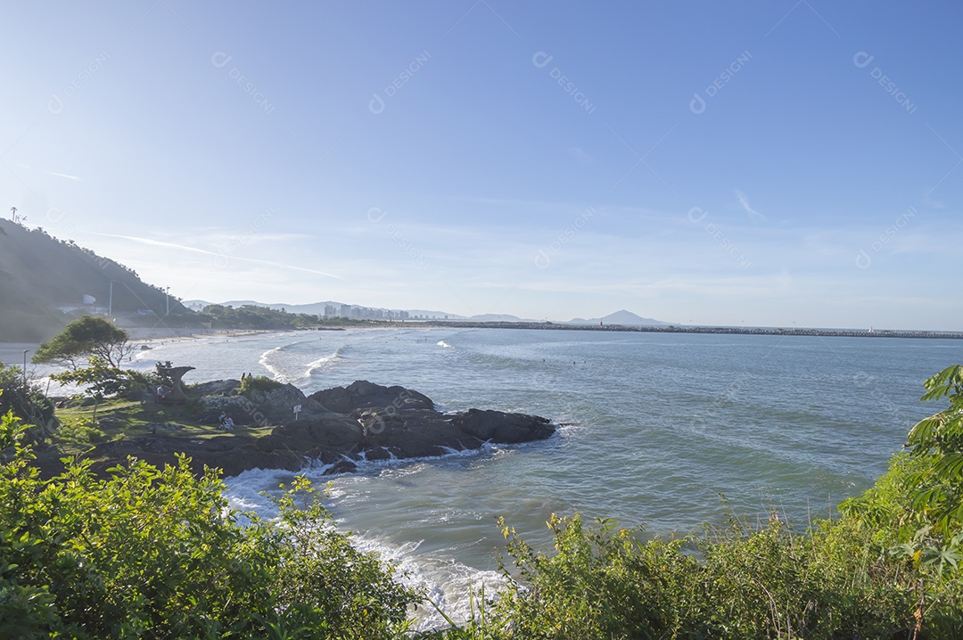 Paisagem com praia, mar, árvores e montanhas, conceito de praia e calor, o local mostra a silhueta de itajaí no estado de santa catarina brasil.