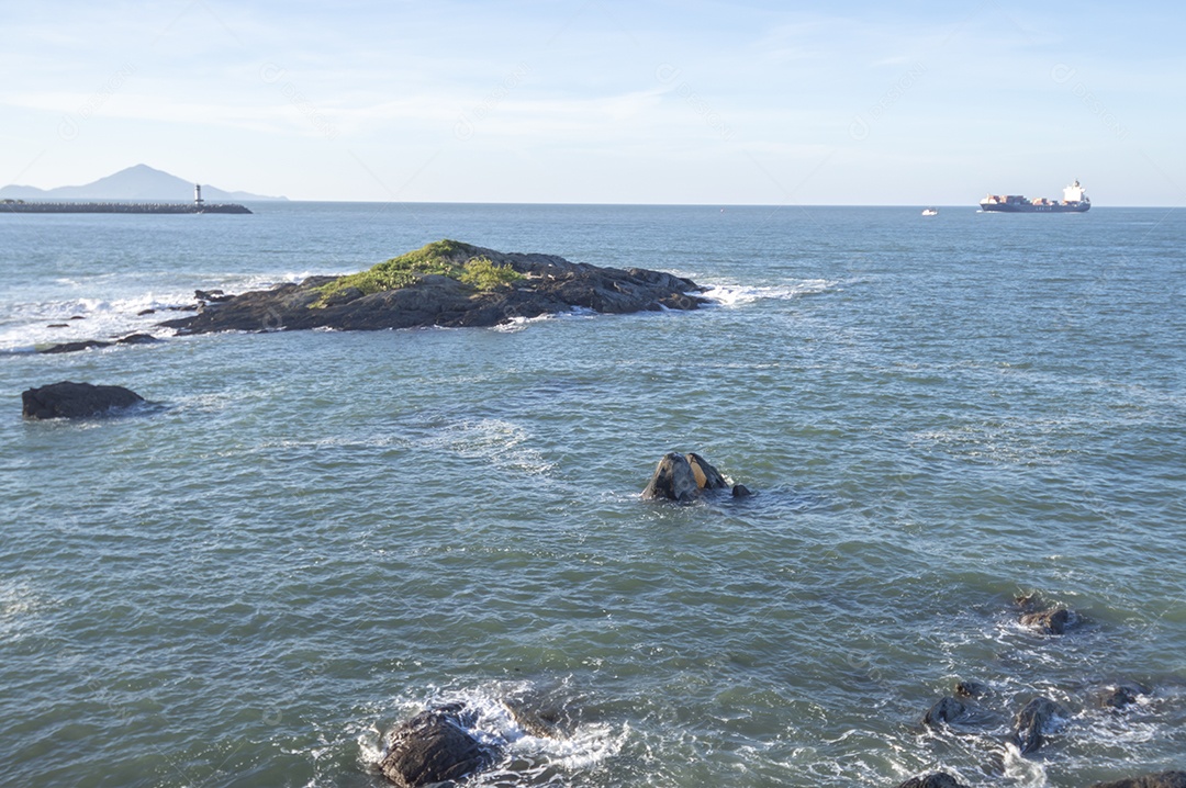 Praia brava em itajai-sc brasil com a cidade de balneário comboriu