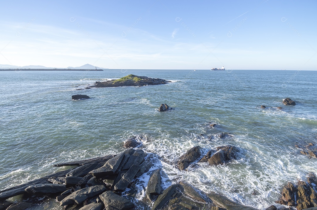 Praia brava em itajai-sc brasil com a cidade de balneário comboriu