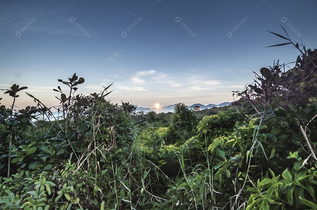Balneário Camboriú ao fundo com a luz do sol