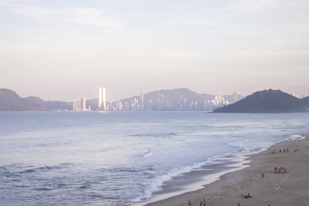 Praia brava em itajai-sc brasil com a cidade de balneário comboriu