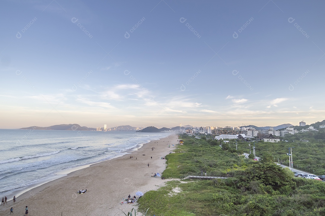 Praia brava em itajai-sc brasil com a cidade de balneário comboriu