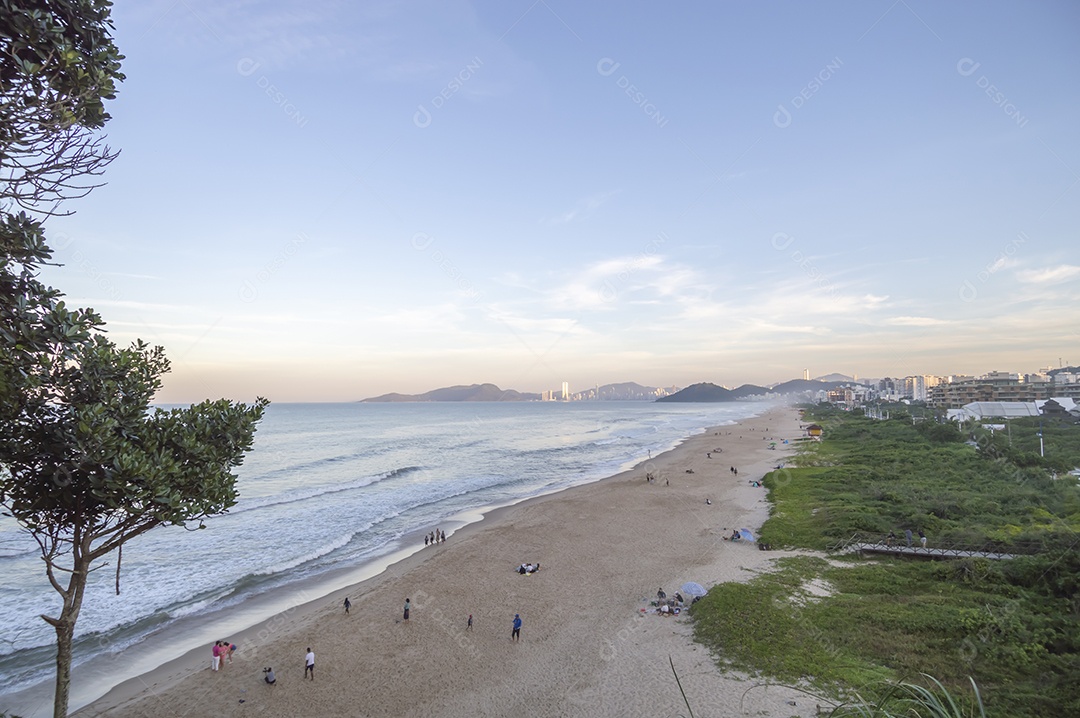 Praia brava em itajai-sc brasil com a cidade de balneário comboriu