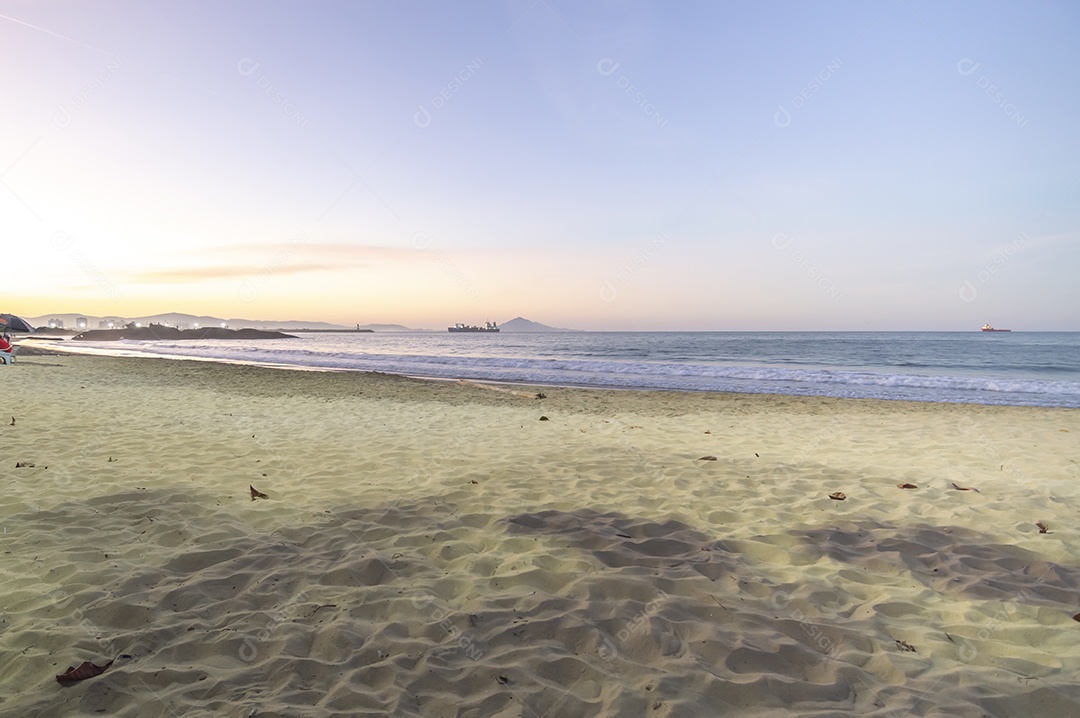 Balneário camboriu ao fundo com a luz do sol