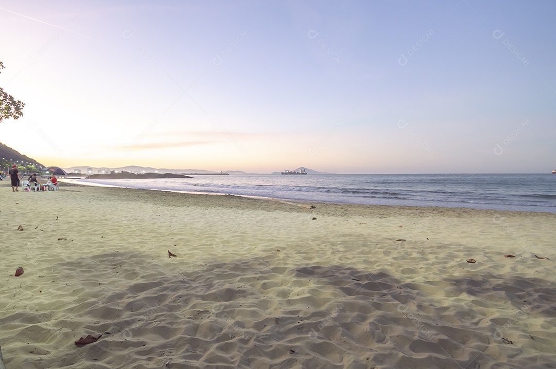 Balneário camboriu ao fundo com a luz do sol