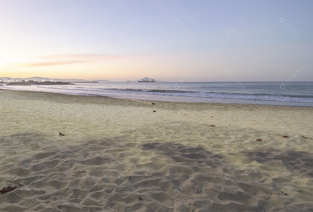 Balneário camboriu ao fundo com a luz do sol
