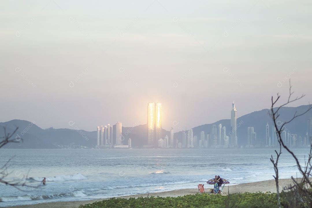 Balneário camboriu ao fundo com a luz do sol