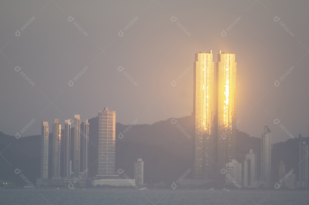 Balneário camboriu ao fundo com a luz do sol