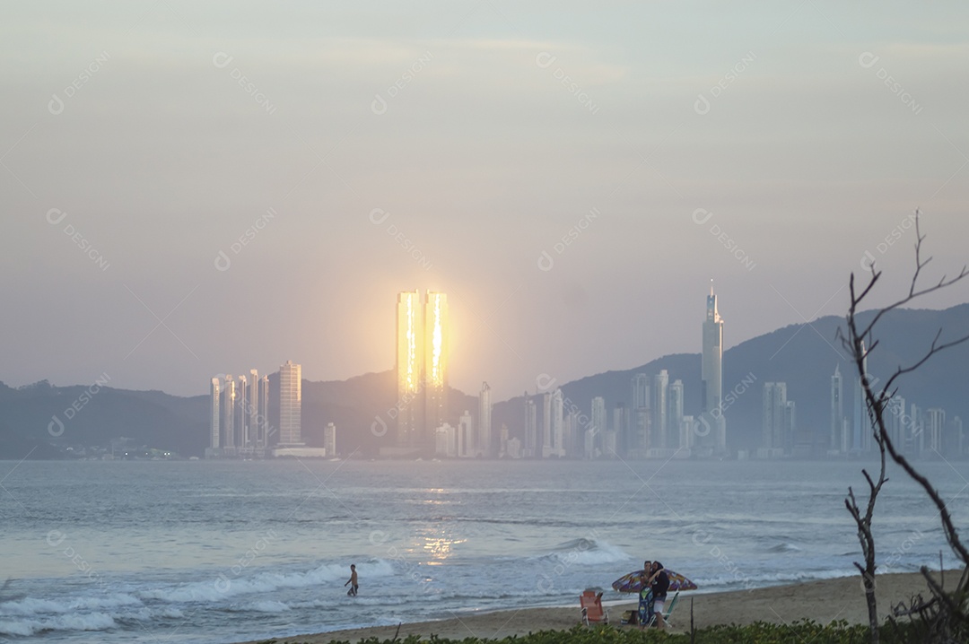 Balneário camboriu ao fundo com a luz do sol
