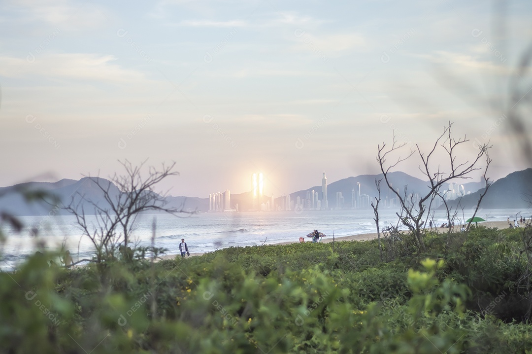 Balneário camboriu ao fundo com a luz do sol