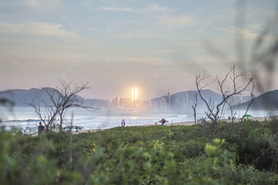 Balneário camboriu ao fundo com a luz do sol