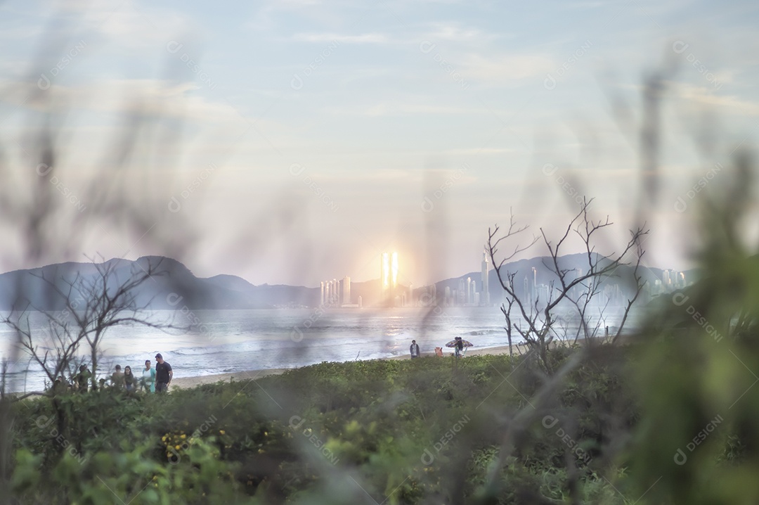 Balneário Camboriú ao fundo com a luz do sol