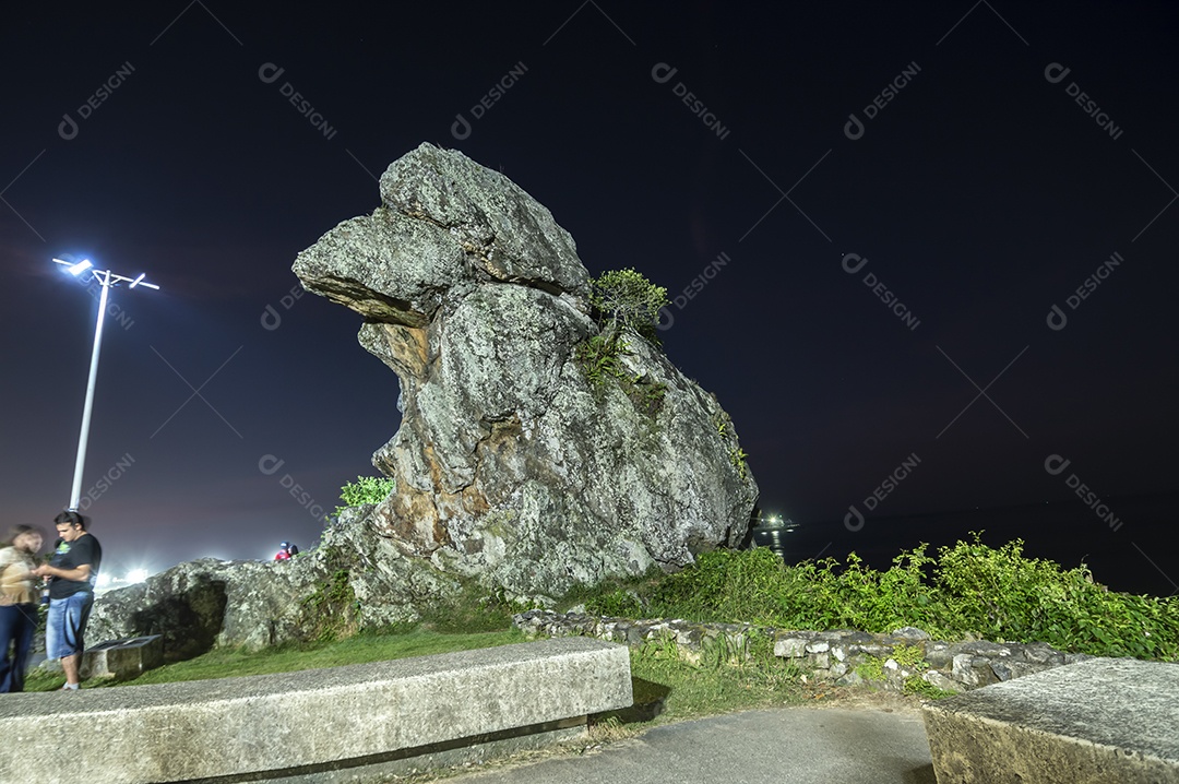 Bico do papagaio, ponto turístico conhecido como Bico do papagaio à noite com luzes ao seu redor, turismo em Itajaí.