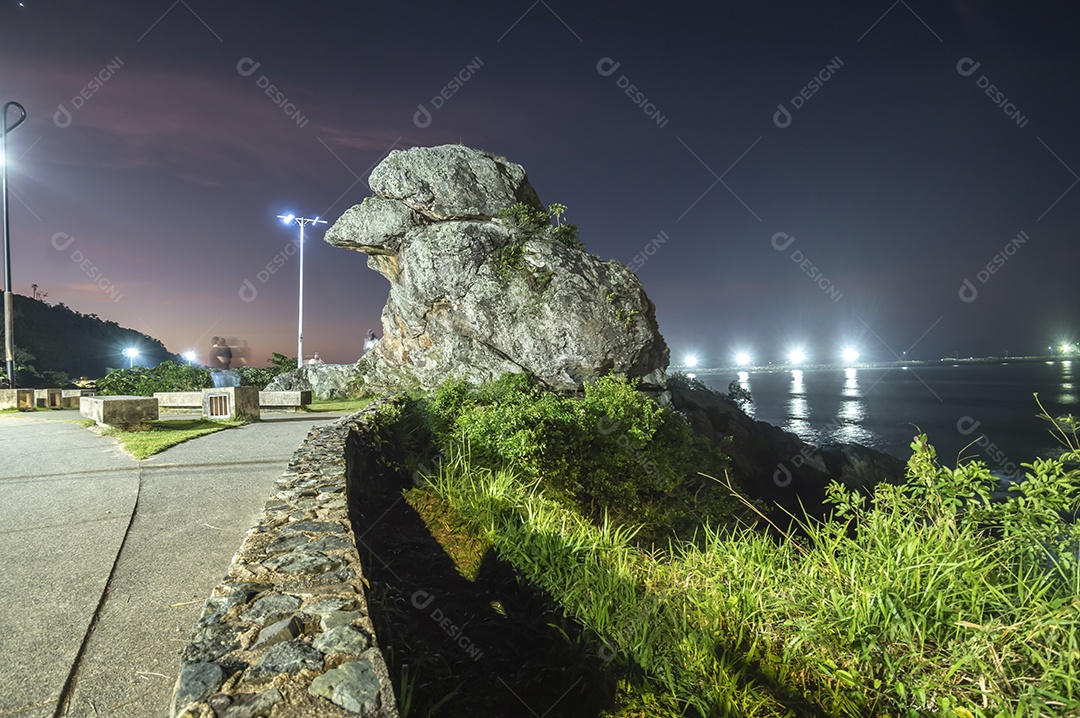 Bico do papagaio, ponto turístico conhecido como Bico do papagaio à noite com luzes ao seu redor, turismo em Itajaí.