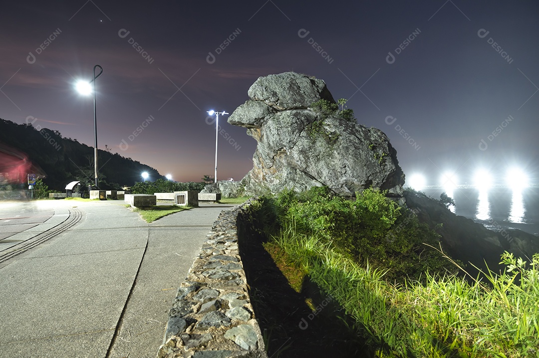 Bico do papagaio, ponto turístico conhecido como Bico do papagaio à noite com luzes ao seu redor, turismo em Itajaí.