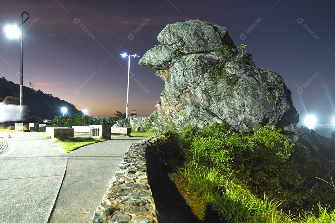Bico do papagaio, ponto turístico conhecido como Bico do papagaio à noite com luzes ao seu redor, turismo em Itajaí.