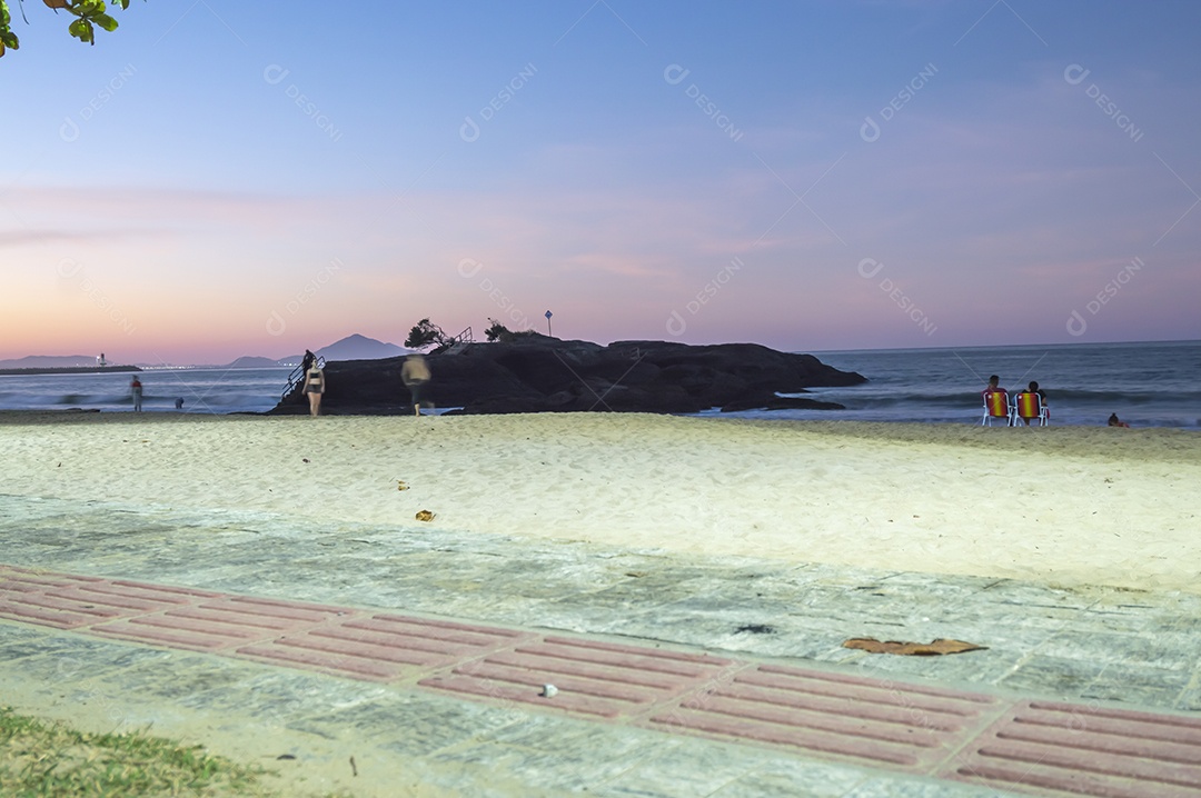 Praia de cabeçudas em itajai-sc brasil, fim de tarde e pessoas de costas curtindo a praia