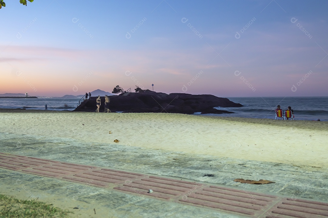 Praia de cabeçudas em itajai-sc brasil, fim de tarde e pessoas de costas curtindo a praia