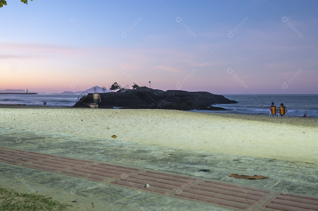 Praia de cabeçudas em itajai-sc brasil, fim de tarde e pessoas de costas curtindo a praia