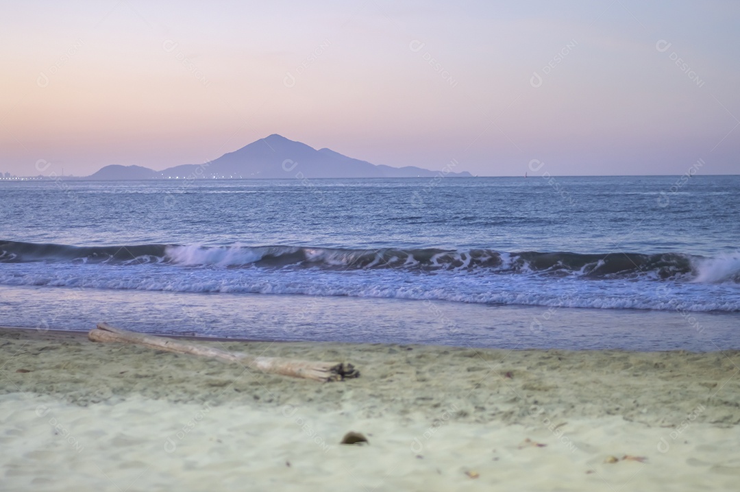 Praia de cabeçudas em itajai-sc brasil, fim de tarde e pessoas de costas curtindo a praia