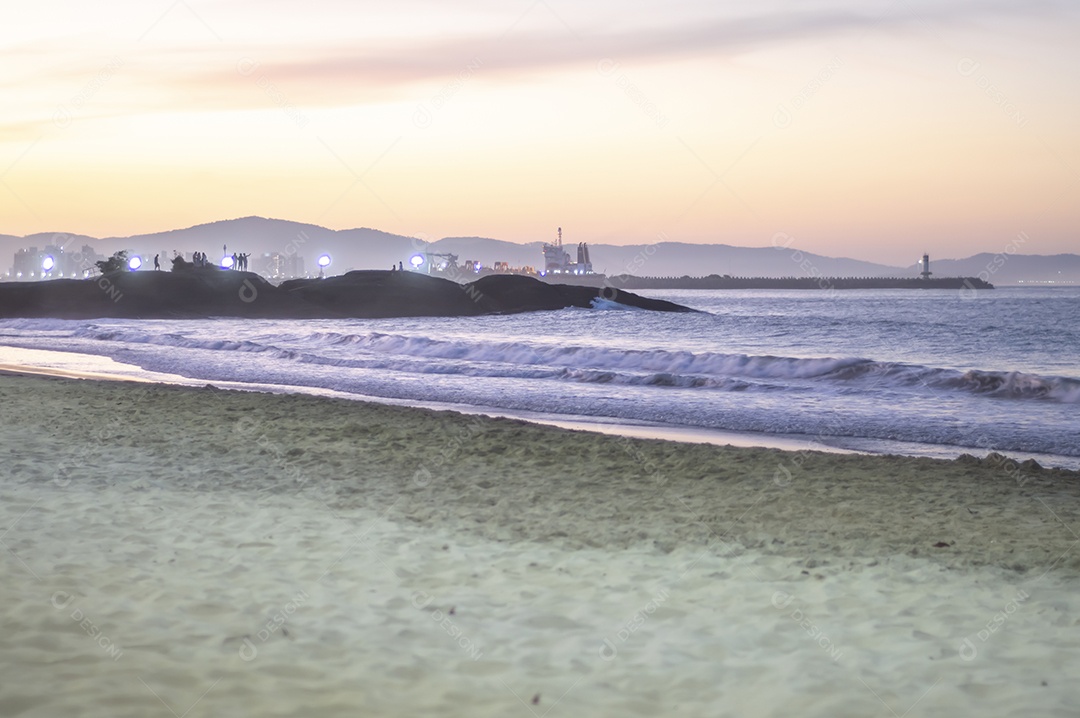 Praia de cabeçudas em itajai-sc brasil, fim de tarde e pessoas de costas curtindo a praia