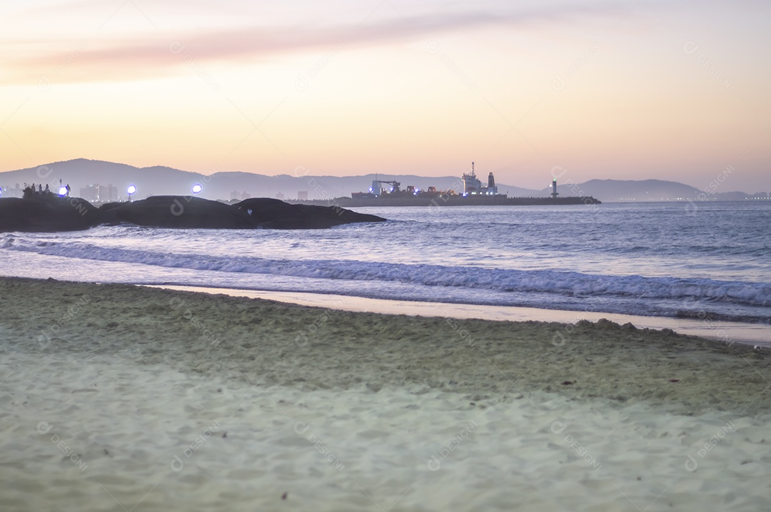 Praia de cabeçudas em itajai-sc brasil, fim de tarde e pessoas de costas curtindo a praia