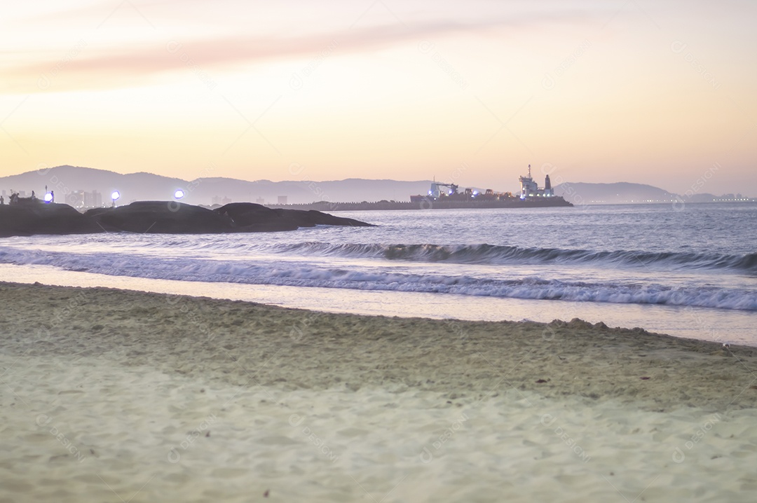 Praia de cabeçudas em itajai-sc brasil, fim de tarde e pessoas de costas curtindo a praia