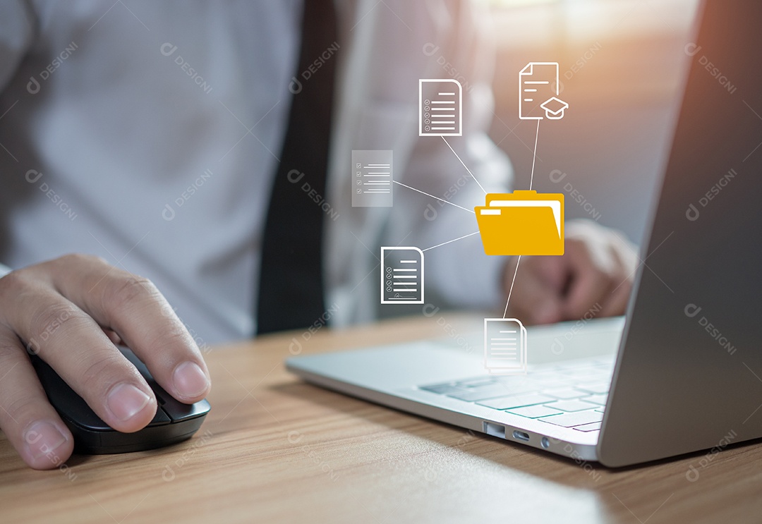 Sistema de gerenciamento de documentos de pasta DMS Abra a pasta de arquivos com documentos em branco voadores com o computador.