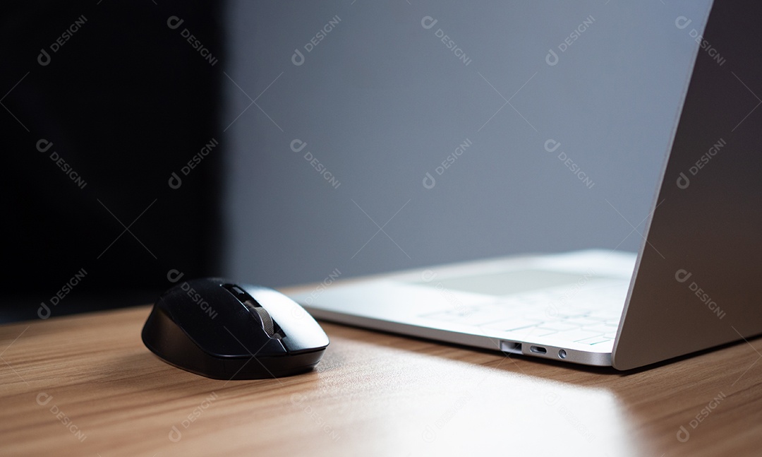 Computador na mesa de madeira. conceito de negócio e tecnologia de comunicação.