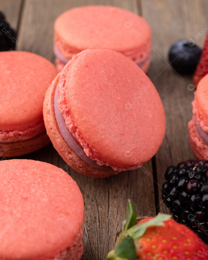 Macarons de baga sobre mesa de madeira