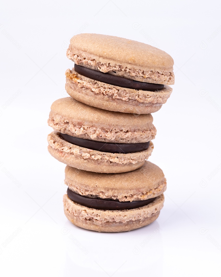 Macarons de chocolate escuro empilhados isolados sobre fundo branco.