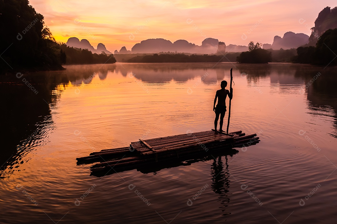 Paisagem Natureza Vista do Lago Nong Thale e mulher islâmica ou muçulmana em Krabi Tailândia