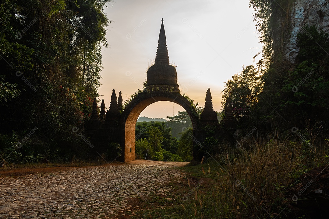 Paisagem do belo nascer do sol no Parque Khao Na Nai Luang Dharma em Surat Thani Tailândia
