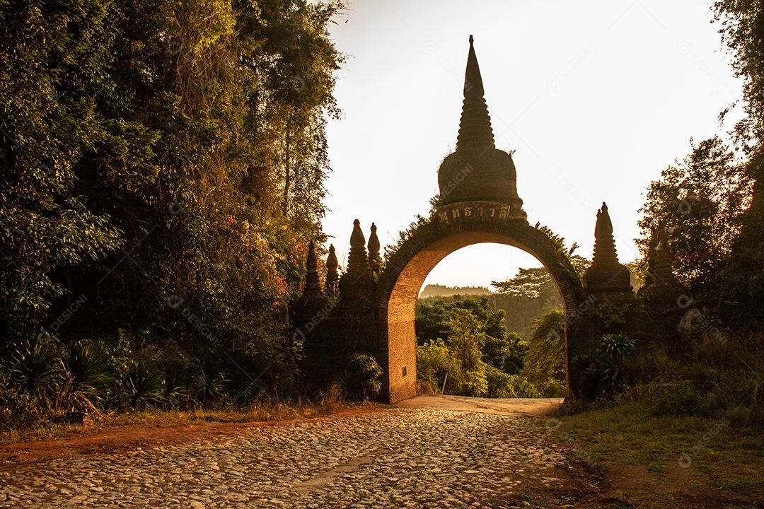 Paisagem do belo nascer do sol no Parque Khao Na Nai Luang Dharma em Surat Thani Tailândia