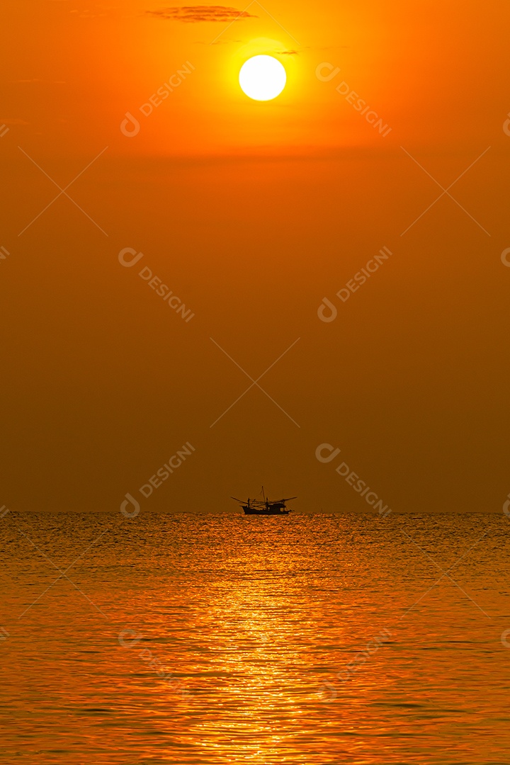 Paisagem do mar e ondas do mar pela manhã
