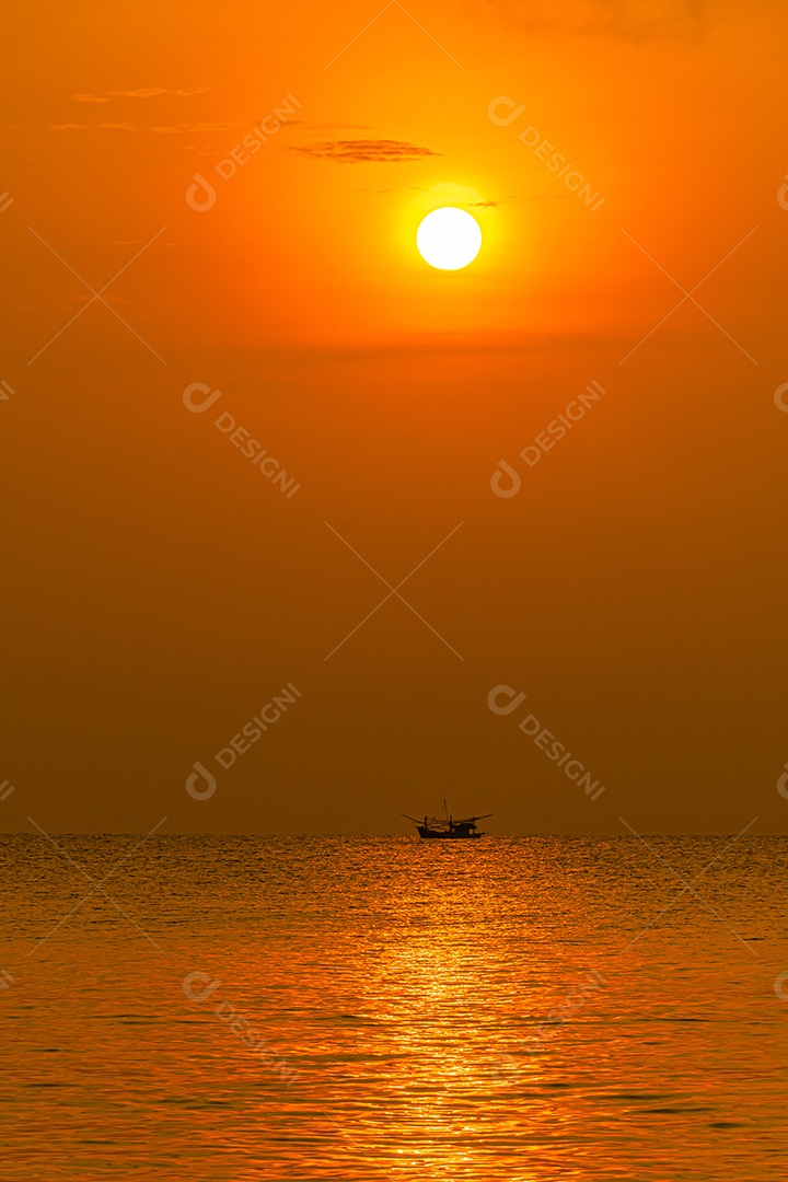 Paisagem do mar e ondas do mar pela manhã