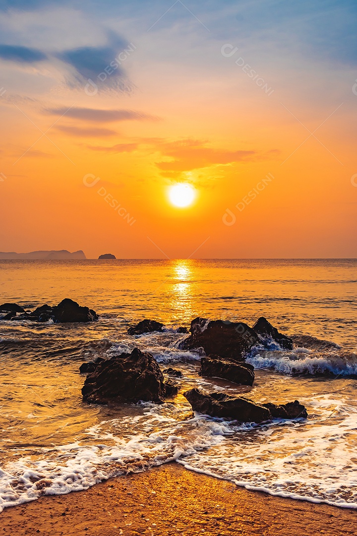 Paisagem do mar e ondas do mar pela manhã