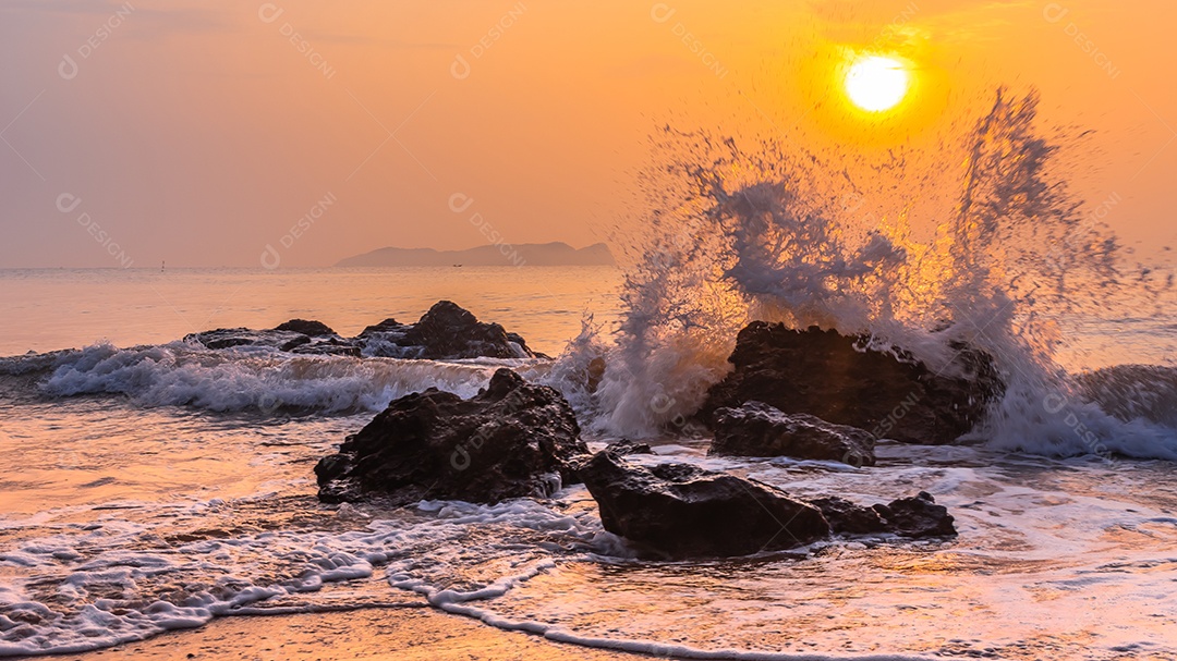 Paisagem do mar e ondas do mar pela manhã