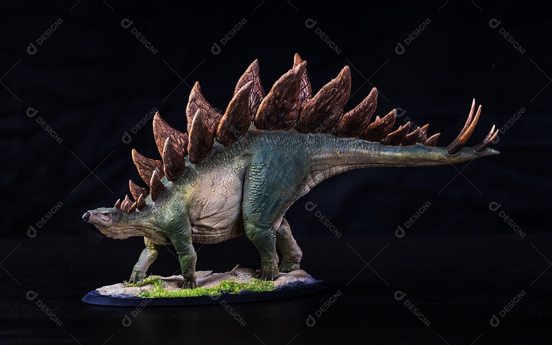 Belo dinossauro sobre fundo isolado